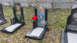 Стеклянный вертикальный памятник с прозрачным фоном с гранитной чёрной прямоугольной вазой с цветами, вид справа